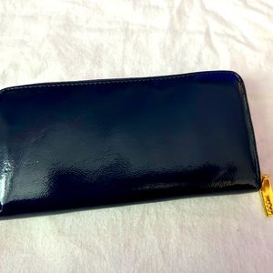LIKE NEW! HOBO zip-around patent wallet in navy